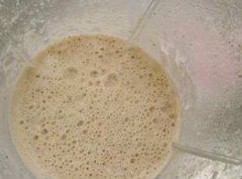 step3: 核桃和米一起加200ml水，放入攪拌機打成米漿。