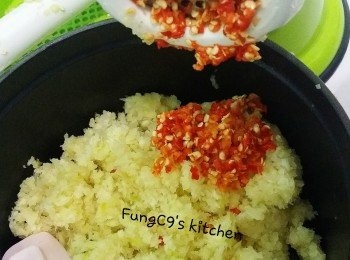 step5: 混合好後2者再重新再攪碎一次
加入2湯匙鹽2湯匙糖，混合好後在鍋子內舖平