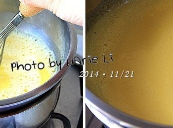 step3: 準備一個小鍋裝上水煮沸
然後將拌勻的蛋黃鮮奶放到裝有沸水的小鍋上
以隔水加熱的方式，邊煮邊用打蛋器攪拌
打至蛋黃牛奶出現濃稠細緻的泡沫即可離火。

※利用小鍋煮沸水的時間將吉利丁片剪成小片
交錯放置在《冰塊水》中浸泡
一定要全壓進(冰)水裡，讓每一片都泡進水中
大約泡個五~六分鐘左右讓吉利丁片完全軟化
吉利丁片一定要用冰水泡
才不會溶解在水裡而產生份量流失的狀況。