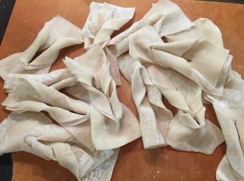 step4: 使2塊皮摟在一起，略拉長。