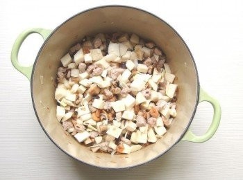 step3: 將豬肉丁拌炒上色,再加入竹筍丁拌炒一下