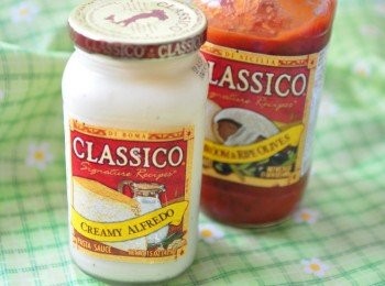 step8: 新鮮<span class="group_1">食材</span> 粒粒口感 │ 道地義大利風味Classico義大利麵醬的製作靈感，源自義大利多個地點，採用藤蔓上自然熟成的番茄輔以當地特色<span class="group_1">食材</span>, 並合精選辛香料，造就了獨一無二的Classico義大利麵醬，讓你在家輕鬆調製出道地的義大利風味。