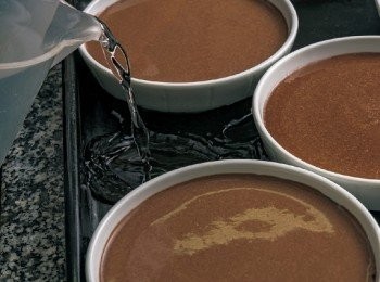 step5: 把4倒入模具中，在烤盤注入熱水，以水浴法用90℃烤約1小時。