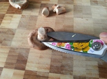 step1: 鮮冬菇剪去中間部份洗淨浸軟(中間硬身部份留起用作煲湯用)