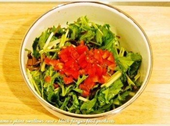 step4: 小番茄洗淨，分切成丁狀後，也直接放入碗中。