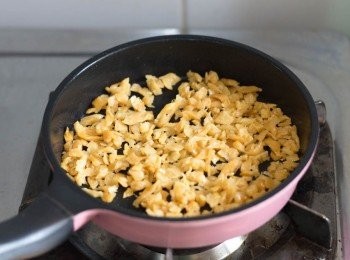 step2: 開中火，鍋內下少許油，加入菜脯粒炒大約 2 分鐘，再加入酒炒勻至乾身，盛起備用