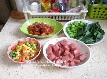 step3: 肉丁倒出去辣汁 , 雜豆洗淨 , 腸仔切粒 , 芥蘭洗淨分別將莖切粒 , 葉切絲