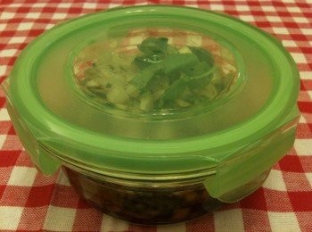 step4: 蓋上保鮮蓋，放入冰箱冰鎮後更好吃。