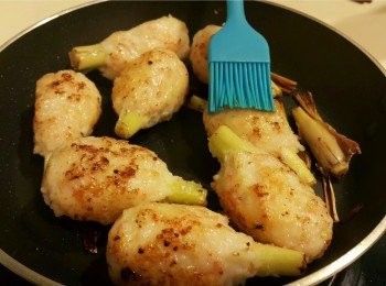 step6: 熄火，掃上茘枝蜜，用pan餘温均勻蜜糖