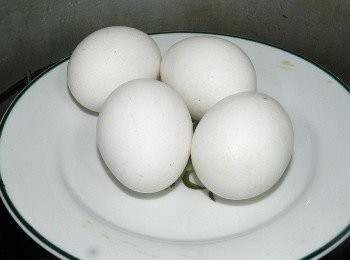 step9: 蛋放入電鍋中，一杯水蒸熟