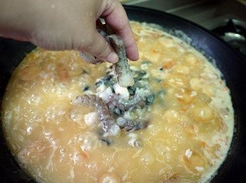 step6: 粥滾後轉小火用半煮半悶的方式將薑絲、蝦仁、蛤蠣、鮮蚵、花枝丸片煮至熟為止~最後胡椒粉提味