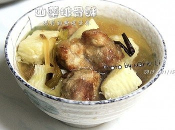 step5: 電鍋完成煮食後別急著開鍋
續悶五分鐘後再掀蓋，加入適量的鹽再續悶二分鐘

這碗《山藥排骨酥》鮮甜味美
簡單的<span class="group_1">食材</span>、簡單的調味
卻帶來非常豐富的口感與營養‧‧‧