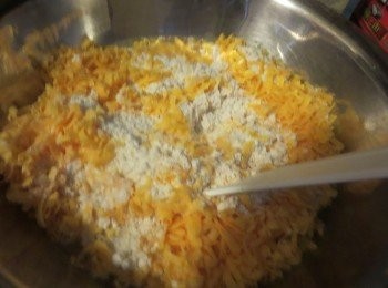 step1: 在一个大碗里，一起搅拌面粉，泡打粉，小苏打，糖，盐，大蒜粉和辣椒。拌入芝士;备用。