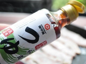 step3: 先備熱油將松阪香煎，再取出【龜甲萬-料亭和露】