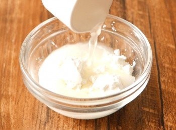 step6: 把1湯匙浸泡蝦米的水加入粟粉中拌勻備用。