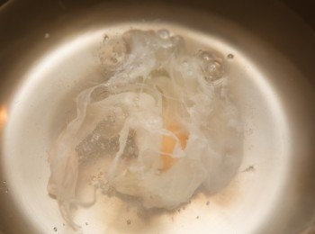 step5: 備水鍋，等水滾後轉成小火並加入1小匙的白醋，接著裡用湯匙在鍋中旋轉轉出一個漩渦後將雞蛋下鍋，此時關火利用餘溫將雞蛋煮70秒水波蛋就完成了。