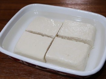 step11: 💕重點整理
(黃豆和水比例為1:10)
醋水液使用比例為1:5例如(醋50cc+水250cc)
留下的酸漿水使用比例為1:1例如(酸漿水100cc+水100cc)
不管是用醋，用檸檬汁ˊ用酸漿水，
做法都同影片分享，要做成功，在點醋時務必降溫至80度c
💕完成的手工豆腐略放涼後，可擺於略帶深度容器中，
加一小匙鹽，覆蓋住豆腐的冰水，這樣放冷藏約可保存4~5天。
