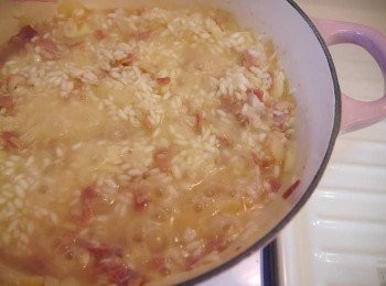 step3: *加入白酒後，繼續拌炒至燉飯米吸取湯汁。
*轉小火，分次加入雞高湯，每次加入後拌炒至米身吸收湯汁後繼續倒入~
*拌炒時間約15-20分(依照各人喜好米芯熟度口感，以及燉飯米操作指示~)