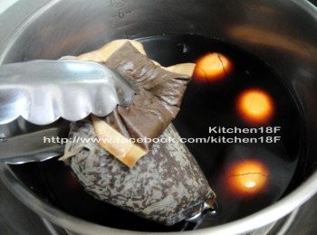 step8: 開關跳起時，馬上取出「茶葉袋 和 滷包」，蛋則繼續泡在滷汁中1個小時入味。