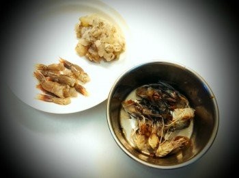 step1: 將蝦子分成蝦泥及1/4蝦尾