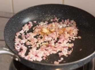 step2: 豬肉漢堡扒做法 - 開中火，鑊內加油，油熱下洋蔥兜炒約1 - 2 分鐘至洋蔥變軟，轉中慢火加入黃糖兜勻