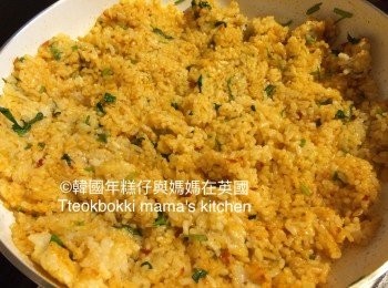 step8: 一起炒勻(咖喱醬本身已經很夠味所以飯没有另外加鹽調味，請因個人口味作出調味)