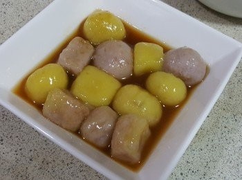 step11: 煮滾水，下圓，浮起，撈出，放冰水後，再放入調好的黑糖水或紅豆湯或其他甜湯，就可以吃囉～