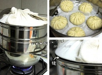 step6: 包好餡料的包子墊上蒸籠紙
取出適當的間隔，擺進蒸籠中
蒸籠底鍋加進約八分滿的水
將裝有包子的蒸籠放上去
先開大火把底鍋裡的水燒開
再轉中小火續蒸20~25分鐘左右

※鍋蓋用蒸籠布包起來吸收往上竄升的水氣
以免水氣滴落在包子上會影響成品外觀

※鍋蓋要留下一小條縫 (如圖)讓鍋內的水氣散發一些出來。