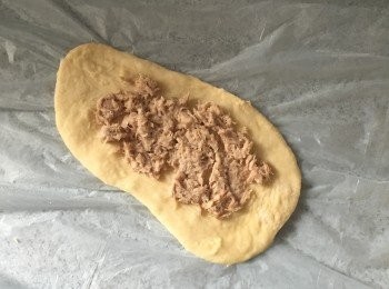 step5: 將麵團分別壓扁，用木棍壓成橢圓形，把<span class="group_2">餡料</span>平均鋪在上面。由上而下捲起，輕壓收口，並滾成小球形，收口朝下。