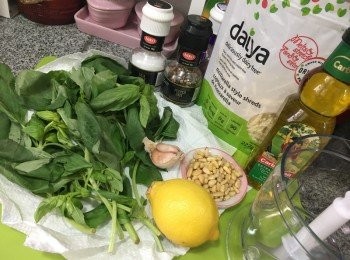 step1: 先準備好所有材料, 羅勒葉可沖水後用廚房紙抺乾, 要盡量乾身, 否則打出來的醬會出水, 榨檸檬汁