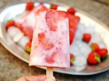 step5: 3）將草莓果泥與乳酪拌勻，然後倒入雪條模內 ，可先放幾片草莓片在盒內，然後倒入材料