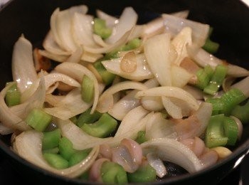 step4: 先下牛油煮溶，爆香洋蔥、蒜頭、乾蔥、西芹