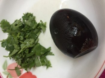step3: 皮蛋切粒狀，芫茜切碎