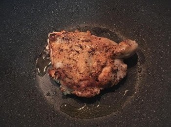 step8: 煎煮雞腿的期間,也要注意百里香,蒜頭和檸檬,上色後即可先起鍋備用.