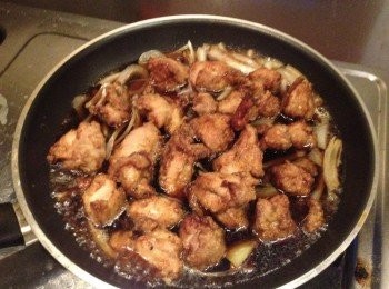 step3: 把<span class="group_3">柴魚醬汁</span>加入洋蔥主滾加入雞塊稍微收汁