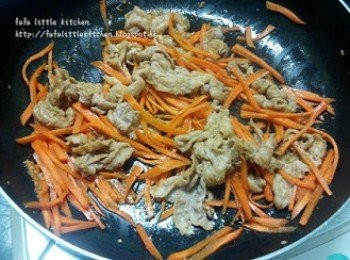 step2: 燒熱油，爆香薑蓉後加入豬肉片炒熟。