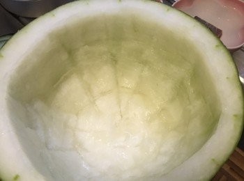 step7: 最底下部份可以用匙刮出，最後再可用匙刮平整個冬瓜部份