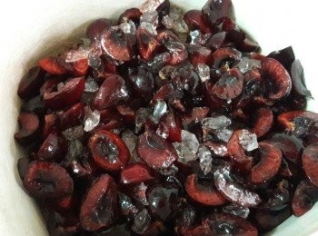 step5: 經過一晚醃漬的櫻桃拿出來 , 連汁液加入鍋子中 ( 最好用陶瓷或玻璃鍋 )