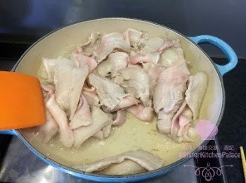 step2: 中火開鑊落油，先煎一煎蒜頭，再落腩片一齊煎，贊酒