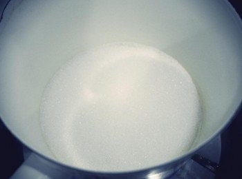 step1: 先將蘋果去皮切成小塊狀備用！ 取一鍋倒入砂糖25g開中火....讓砂糖慢慢融化！