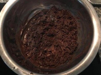 step22: 製作巧克利淋醬:巧克力磚削成片，隔水加熱煮溶。