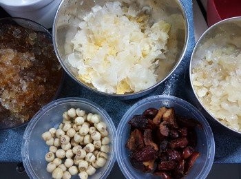 step1: 預備好所有材料:
桃膠60g及角米60g要浸6小時以上,沖洗乾淨(可以早一晚放入雪櫃浸定)
蓮子70g浸軟身後,檢查蓮子中間仲有冇苦蕊,如有要去掉苦蕊,
雪耳15g浸軟洗淨,紅棗40g去核剪細粒