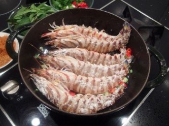 step6: 將明蝦下鍋煸至表面焦香。