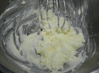 step2: 奶油乳酪加糖攪勻，一開始會卡在打蛋器中，邊攪邊敲出 (開烤箱預熱，上火200度下火160度)