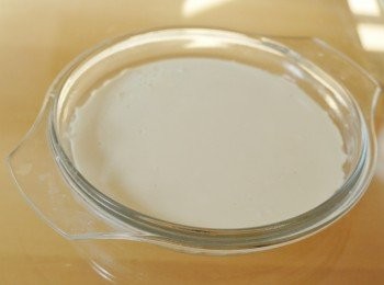 step5: 在蒸盤上刷一層植物油，然後倒入粉漿，用大火蒸約15分鐘。或放入微波爐，用最大火力加熱3.5至4分鐘，至粉團全熟