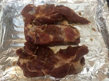 step6: 先預熱焗爐240度15分鐘，焗盤包上鍚紙，放上醃好的梅頭肉,用240度焗10分鐘，翻過另一面再焗10分鐘