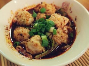 step7: 加進餛飩拌勻.撒上蔥花即可