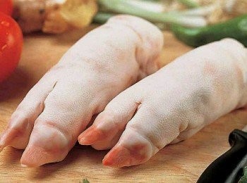 step1: 豬手從指縫破開，切成兩辦，再切塊。