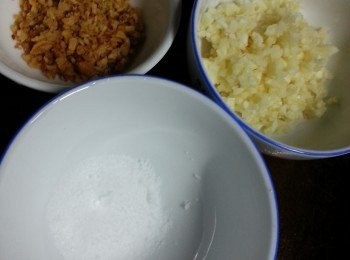 step4: 將蒜頭切碎,加入炸蒜及鹽拌勻