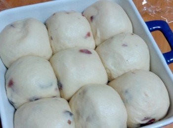 step6: 預熱焗爐180度10分鐘, 灑高粉於包面